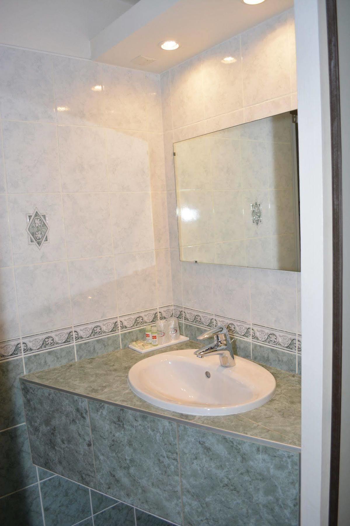 Hotel Le Lyon Bron Zewnętrze zdjęcie